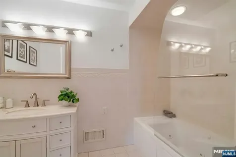 28 Pitcairn Avenue Ho-ho-kus NJ 07423