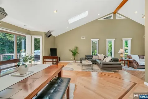 28 Pitcairn Avenue Ho-ho-kus NJ 07423