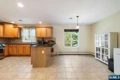 17 Skymark Court Upper Saddle River NJ 07458
