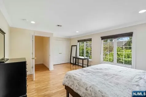 17 Skymark Court Upper Saddle River NJ 07458