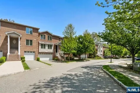 17 Skymark Court Upper Saddle River NJ 07458