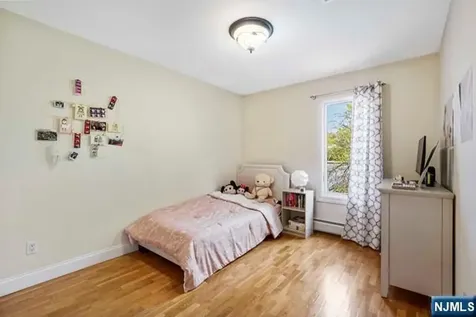 17 Skymark Court Upper Saddle River NJ 07458