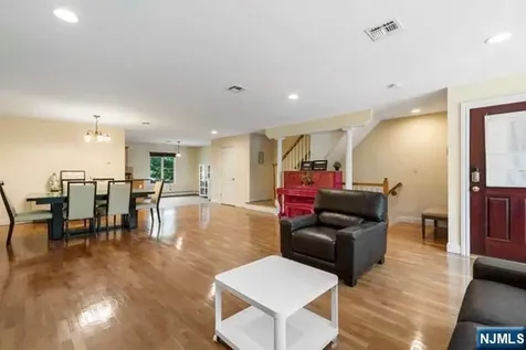 17 Skymark Court Upper Saddle River NJ 07458