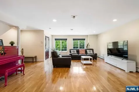 17 Skymark Court Upper Saddle River NJ 07458