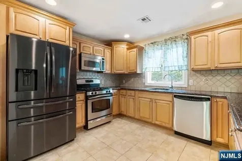 17 Skymark Court Upper Saddle River NJ 07458