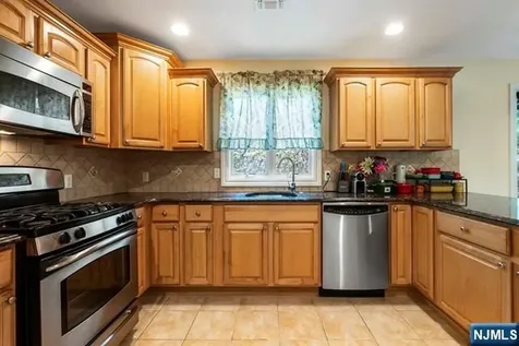 17 Skymark Court Upper Saddle River NJ 07458