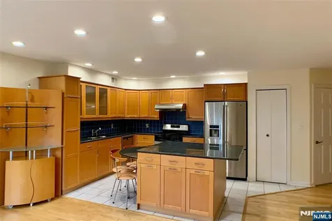 624 Sanderling Court Secaucus NJ 07094