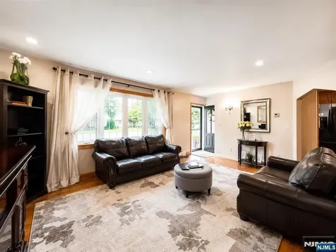 321 Maplewood Drive Paramus NJ 07652