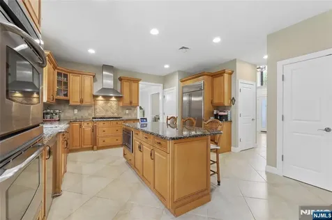 4 Leoson Parkway Old Tappan NJ 07675