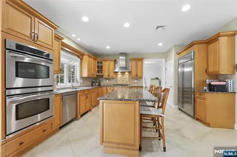 4 Leoson Parkway Old Tappan NJ 07675