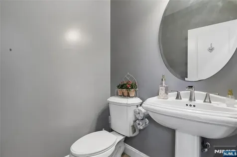 4 Leoson Parkway Old Tappan NJ 07675