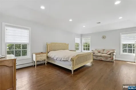 4 Leoson Parkway Old Tappan NJ 07675