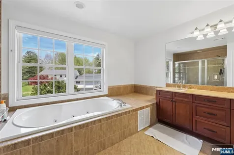 4 Leoson Parkway Old Tappan NJ 07675