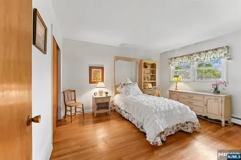 26 Burns Place Cresskill NJ 07626