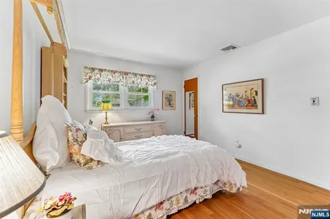 26 Burns Place Cresskill NJ 07626