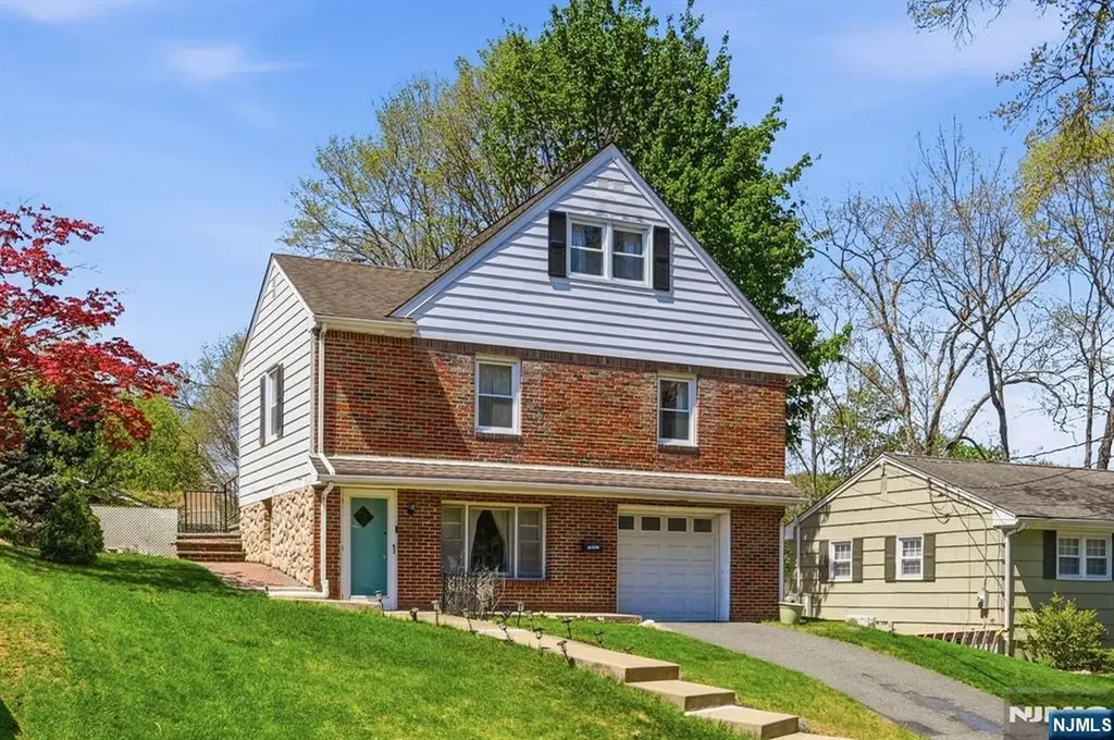 31 Dacotah Avenue Oakland NJ 07436