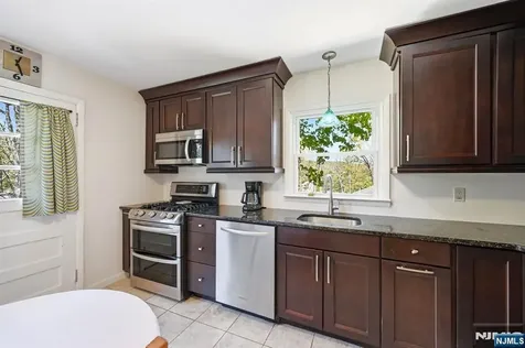 31 Dacotah Avenue Oakland NJ 07436