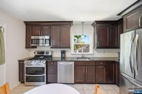 31 Dacotah Avenue Oakland NJ 07436