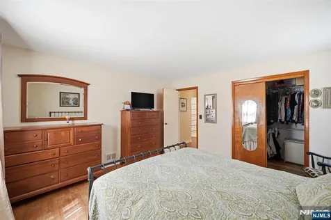 31 Dacotah Avenue Oakland NJ 07436