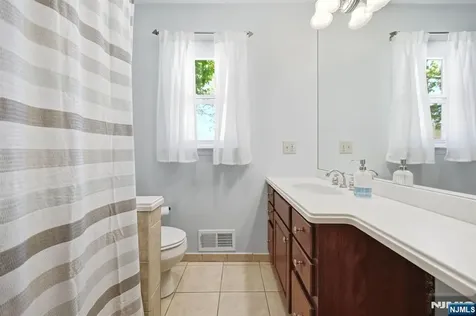 31 Dacotah Avenue Oakland NJ 07436