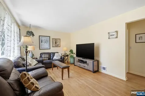 31 Dacotah Avenue Oakland NJ 07436