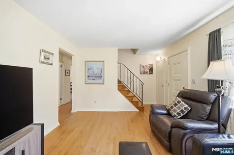 31 Dacotah Avenue Oakland NJ 07436