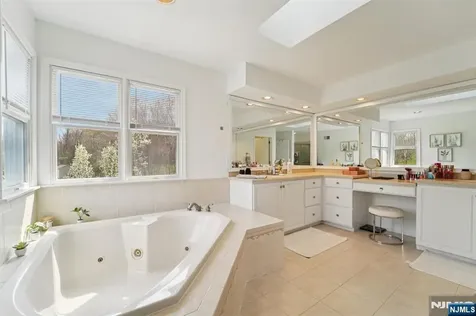 2 Harvest Lane Washington Township NJ 07853