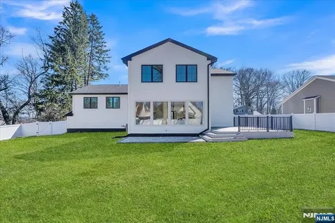 6 Clinton Place Woodcliff Lake NJ 07677