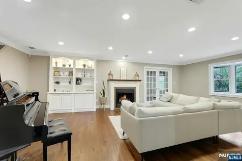81 Chestnut Street Allendale NJ 07401