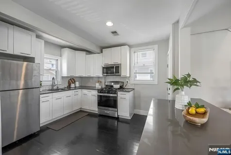 1154 Stasia Street Teaneck NJ 07666
