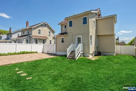 1154 Stasia Street Teaneck NJ 07666
