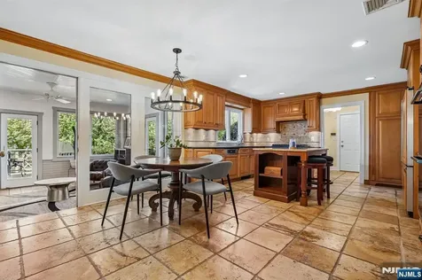 372 Lakeview Drive Wyckoff NJ 07481