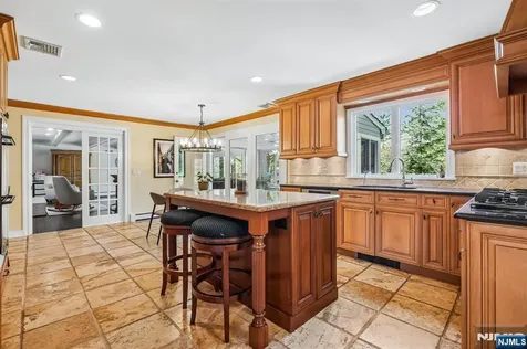 372 Lakeview Drive Wyckoff NJ 07481
