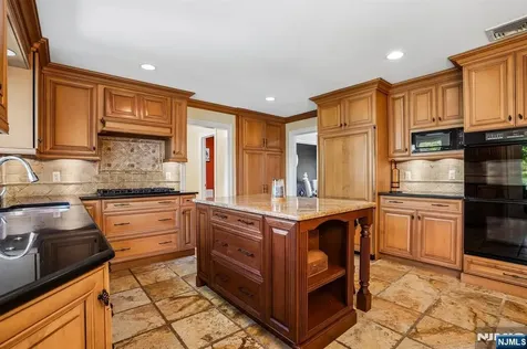 372 Lakeview Drive Wyckoff NJ 07481