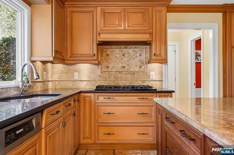 372 Lakeview Drive Wyckoff NJ 07481