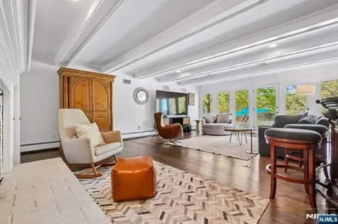 372 Lakeview Drive Wyckoff NJ 07481