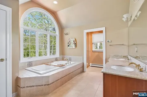 372 Lakeview Drive Wyckoff NJ 07481