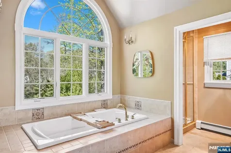 372 Lakeview Drive Wyckoff NJ 07481
