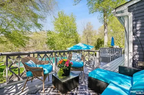 372 Lakeview Drive Wyckoff NJ 07481