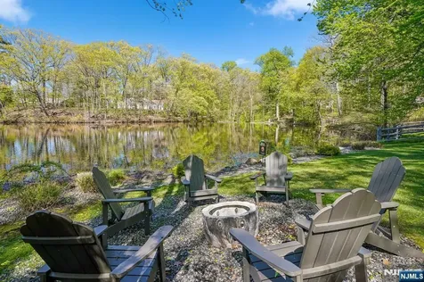 372 Lakeview Drive Wyckoff NJ 07481