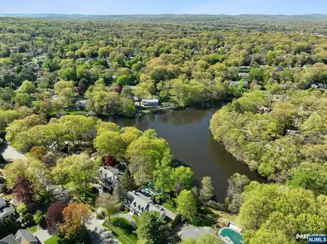 372 Lakeview Drive Wyckoff NJ 07481