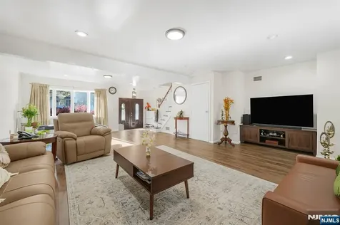 405 Burnet Place Paramus NJ 07652