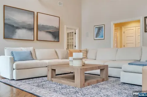 381 Pinewood Drive Wyckoff NJ 07481