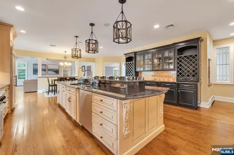 381 Pinewood Drive Wyckoff NJ 07481