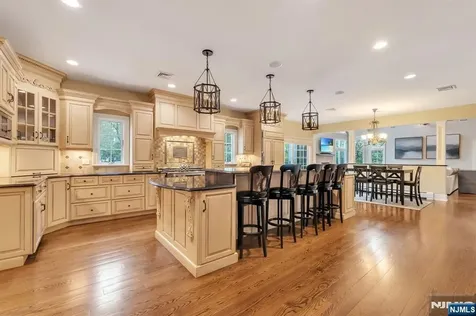 381 Pinewood Drive Wyckoff NJ 07481