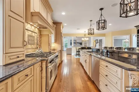 381 Pinewood Drive Wyckoff NJ 07481