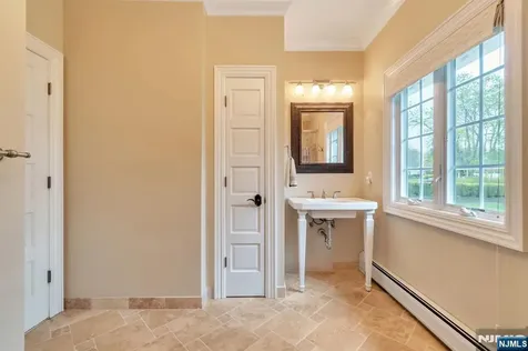 381 Pinewood Drive Wyckoff NJ 07481
