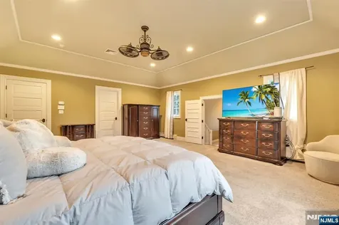 381 Pinewood Drive Wyckoff NJ 07481