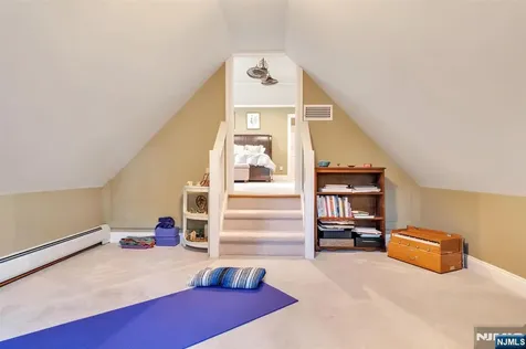 381 Pinewood Drive Wyckoff NJ 07481