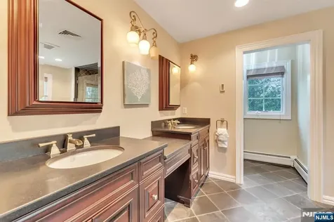 381 Pinewood Drive Wyckoff NJ 07481